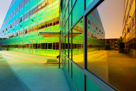 Het kantoorgebouw La Defense is een ontwerp van UNStudio en kenmerkt zich door zijn vorm en kleurgebruik.